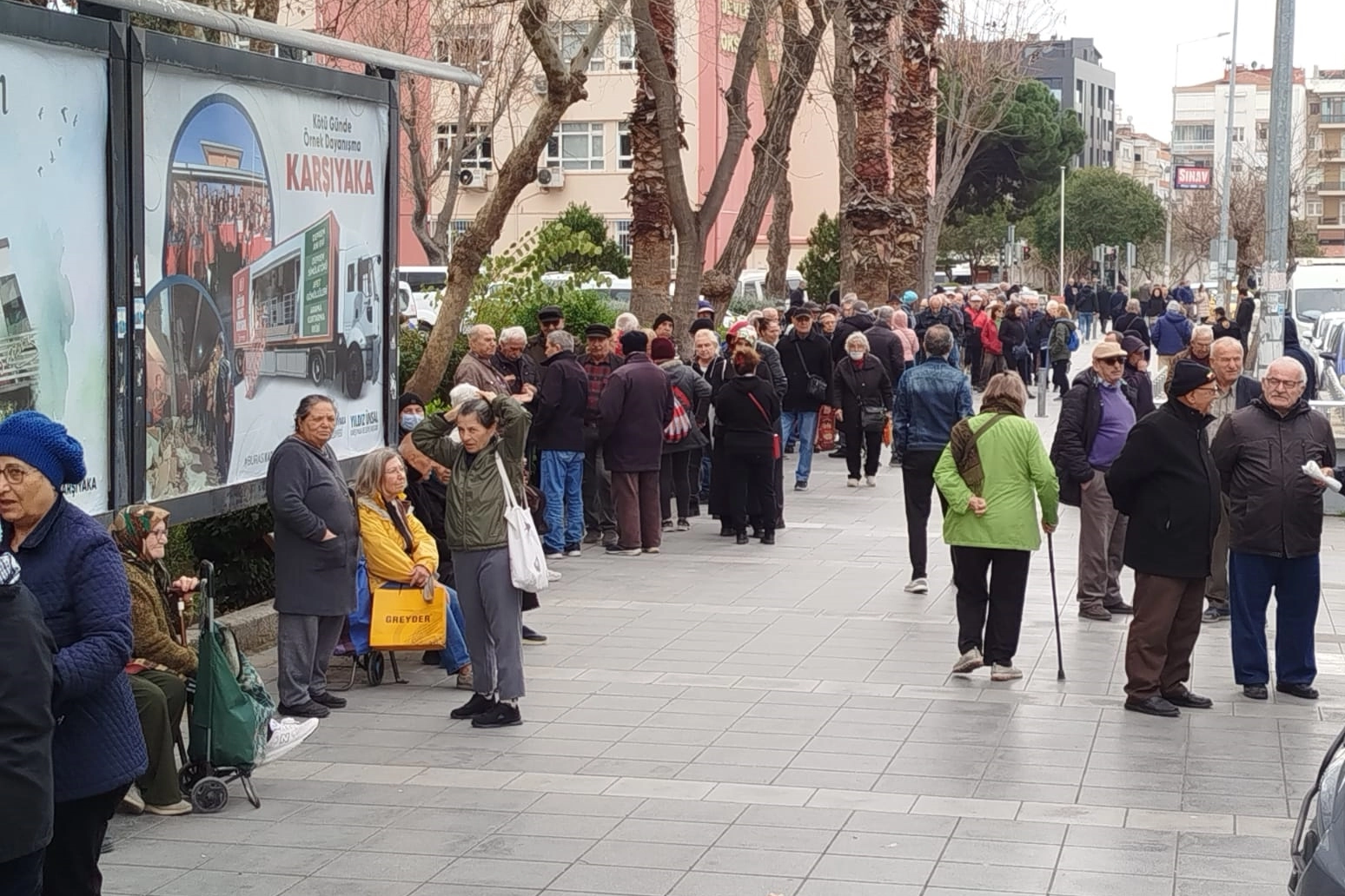 İzmir Karşıyaka'da emekliler yumurta kuyruğunda!