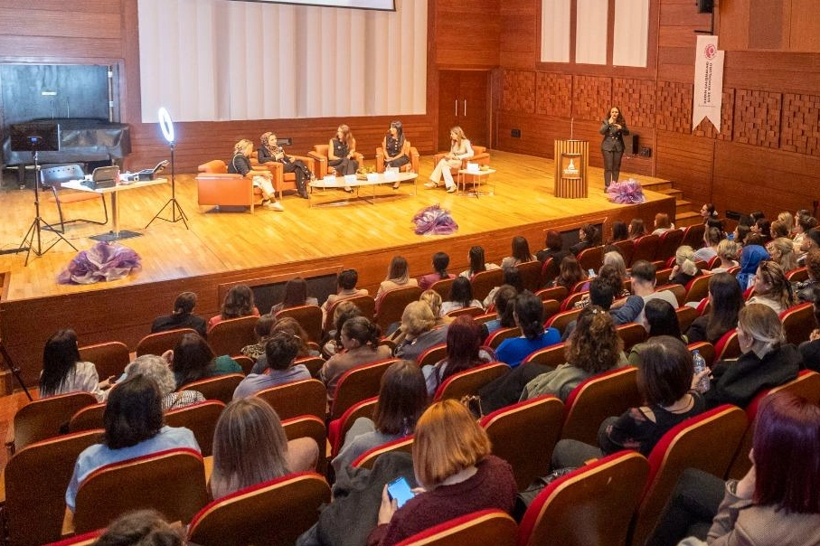 İzmir'de 'Kadın İsterse' paneli! Üreten kadınların ilham veren hikayeleri konuşuldu!