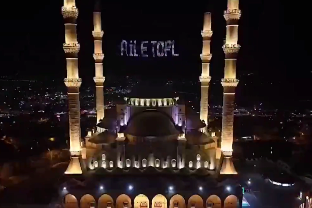 Mahyalar 'Aile Yılı' için yanıyor