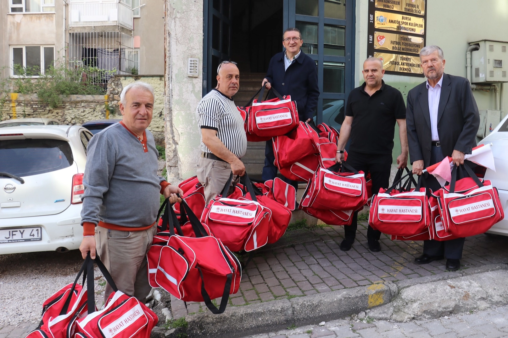 Bursa'da amatör spora 'Hayat' veren çantalar teslim edildi