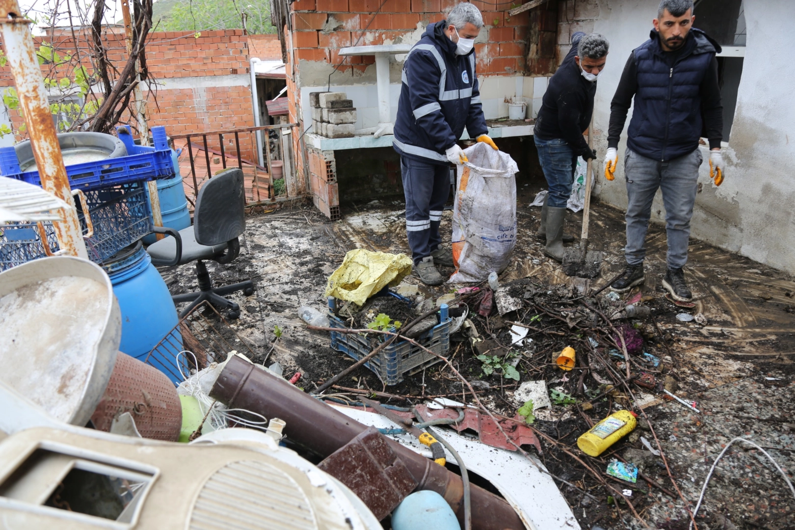 İzmir'de Efes Selçuk'ta çöp ev temizliği