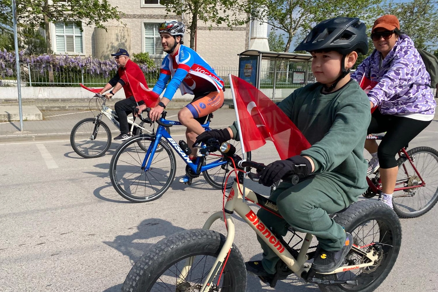 İzmit’te 23 Nisan coşkusu bisiklet turu ile başladı