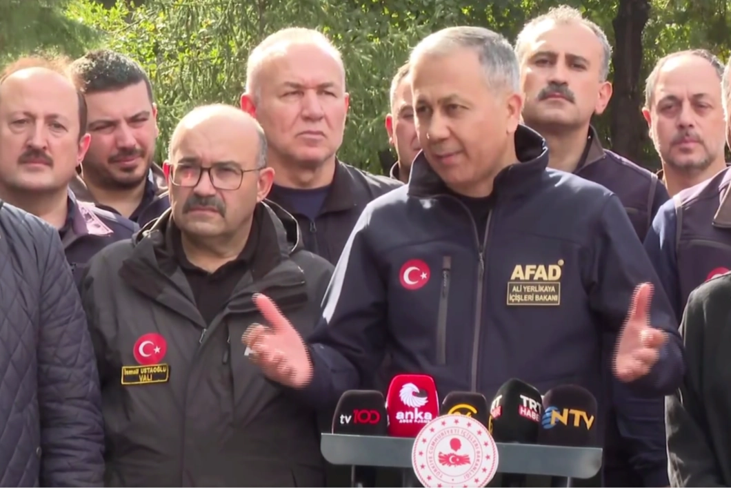 Bakan Yerlikaya Sındırgı’dan son durumu açıkladı... Balıkesir'e acil ihtiyaçlar için 25 milyon TL