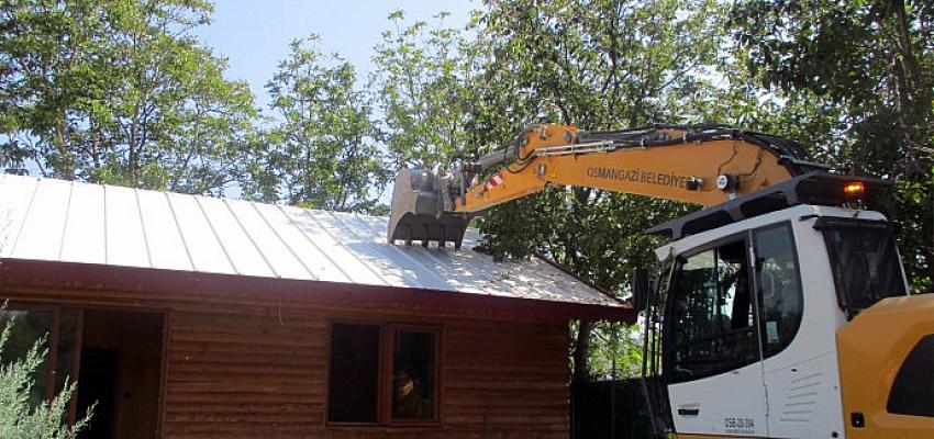 Osmangazi Belediyesi, Yiğitali Mahallesi’nde kaçak olduğu belirlenen ahşap evi yıktı.