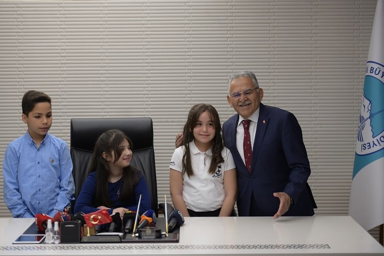 Kayseri Büyükşehir Belediye Başkanı Dr. Memduh Büyükkılıç, 23 Nisan Ulusal