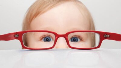 Çocuklarda şaşılık göz tembelliğine, iki gözü bir arada kullanma yeteneğinde