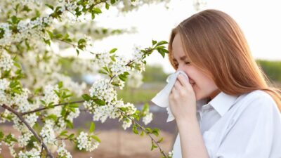 Baharla birlikte alerji mevsimi de geldi. Uzmanlar, bahar alerjisinin, bitkilerin