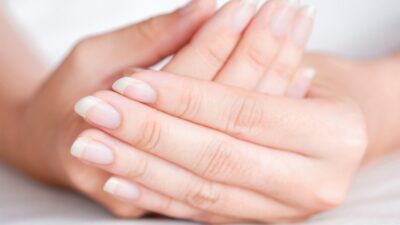 Tırnaklarımız parmak uçlarına destek vererek dokunma ve taşımayı sağlayan önemli