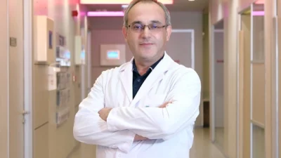 Skolyozun omurganın ‘S’ ya da ‘C’ şeklinde eğriliği olarak tanımlandığını