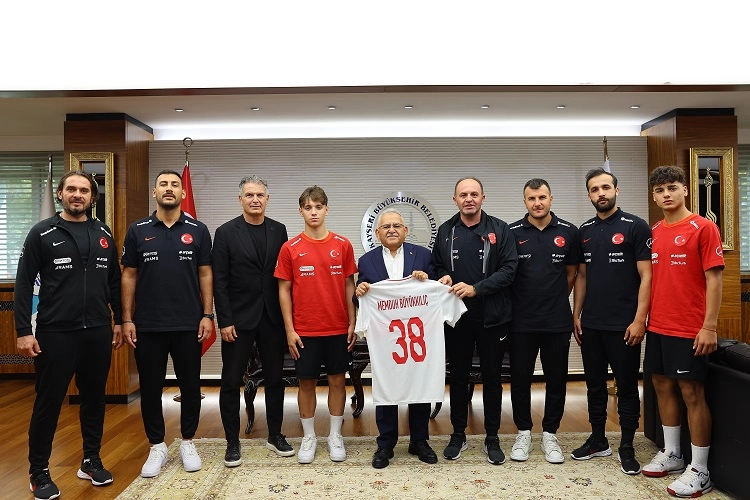 Kayseri Büyükşehir Belediye Başkanı Dr. Memduh Büyükkılıç, U-16 Milli Takım
