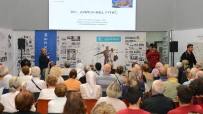 Nilüfer Belediyesi’nin düzenlediği Sağlık Buluşmaları etkinliğinde Prof. Dr. Hakan Seçkin