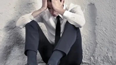 İlgi kaybı, motivasyon eksikliği ve kronik düşük ruh hali gibi