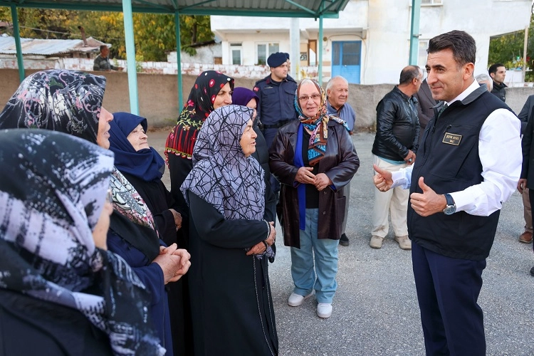 Bilecik Valisi Şefik Aygöl, merkeze bağlı Okluca köyünde vatandaşlarla bir