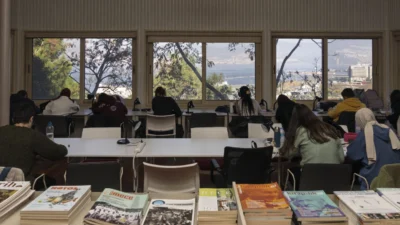 İzmir Büyükşehir Belediyesi, özellikle öğrencilerin hem yerli ve yabancı kaynaklara