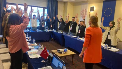 Yeşilay, özellikle veli, öğretmen, öğrenci, genç ve yetişkinlerin bilinçlendirilmesi amacıyla