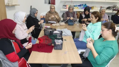 İzmit Belediyesinin kadınlara meslek kazandırma amacıyla yürüttüğü İZMEK kursları, İzmit