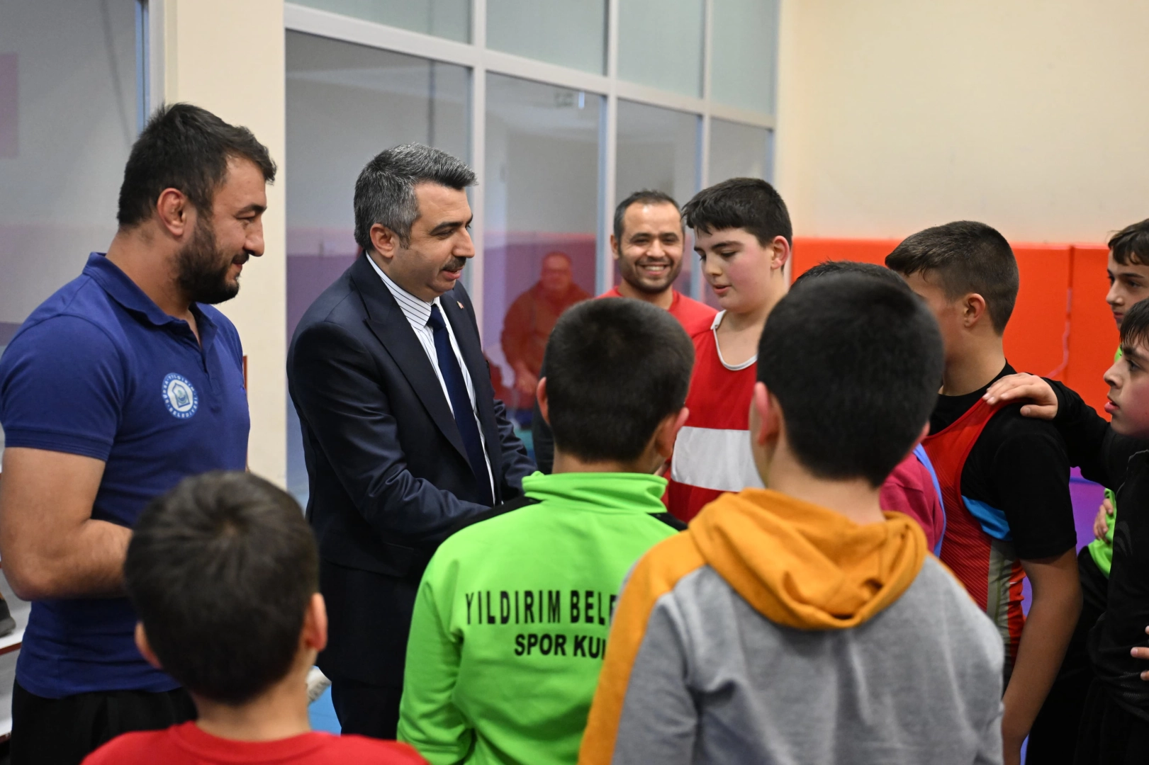 Bursa’da Yıldırım Belediyesi, Kış Spor Okulları kapsamında verdiği güreş eğitimleriyle