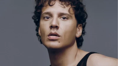 Türk pop müziğinin en önemli sanatçılarından biri olan Edis, etkileyici