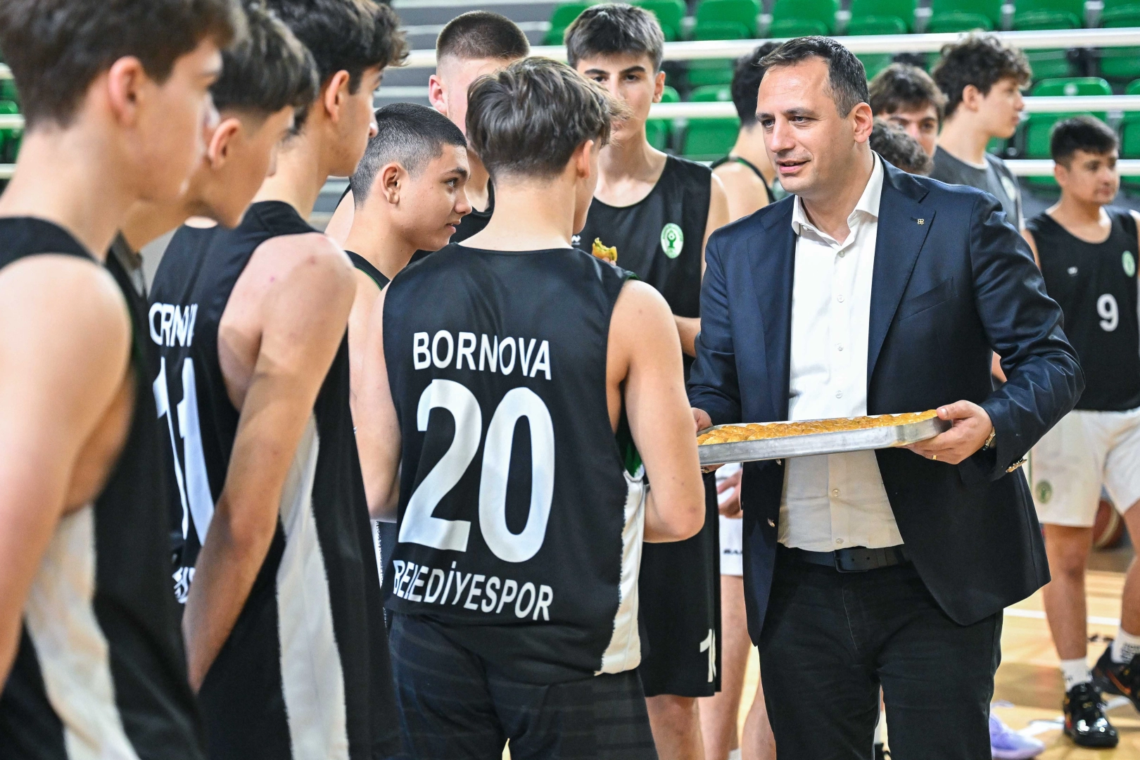 Bornova Belediyespor’un İzmir 4’üncüsü olan U16 ve U18 basketbol takımları,