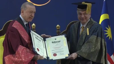 Malezya’da resmi temaslarda bulunan Cumhurbaşkanı Erdoğan’a fahri doktora beratı takdim