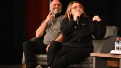 Manisa Büyükşehir Belediyesi Şehir Tiyatrosu Uğur Mumcu Sahnesi’nde, katıldığı uluslararası