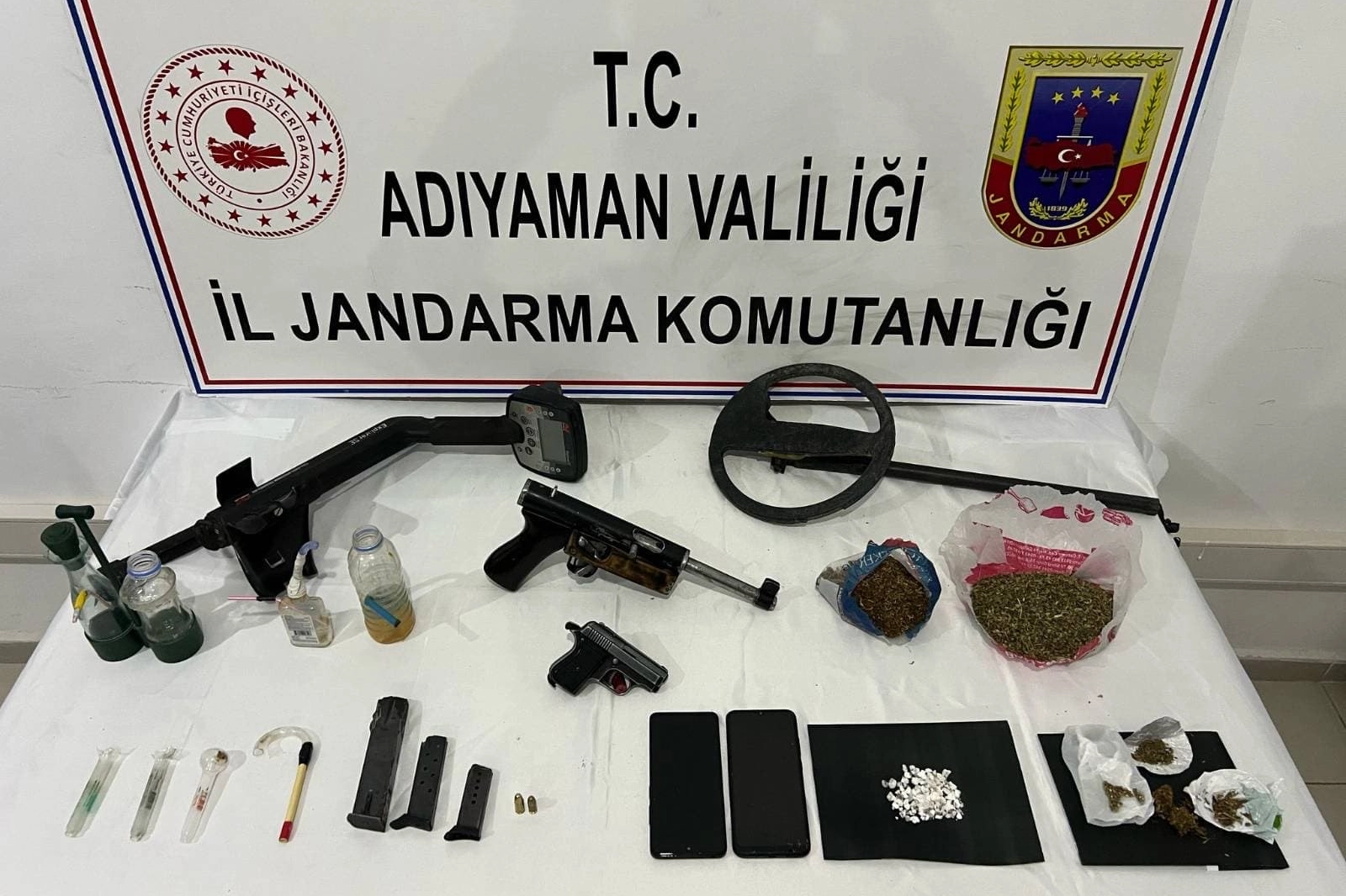 Adıyaman İl Jandarma Komutanlığı ekipleri uyuşturucu satıcılarına yönelik gerçekleştiği operasyon