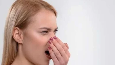 Ağız kokusu problemi, boğaz ve diş sorunlarından kaynaklanabileceği gibi sindirim