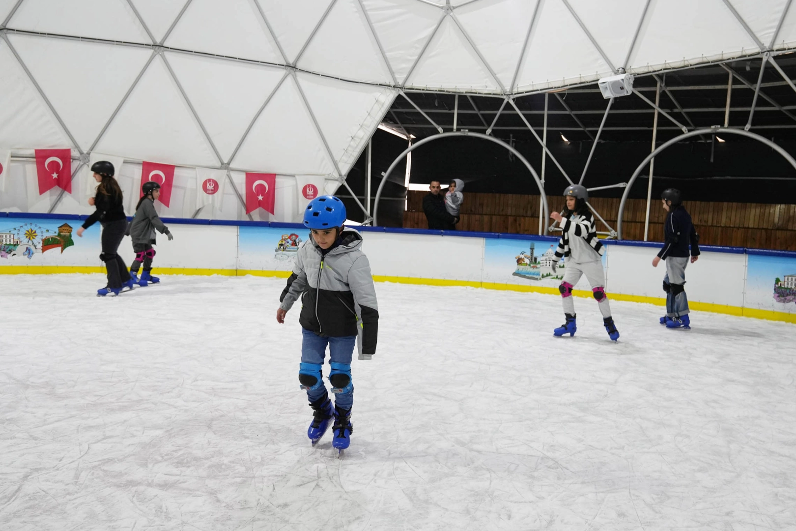 Keçiören Belediyesi Ahmet Çalık Buz Pateni Pisti, her ay yaklaşık