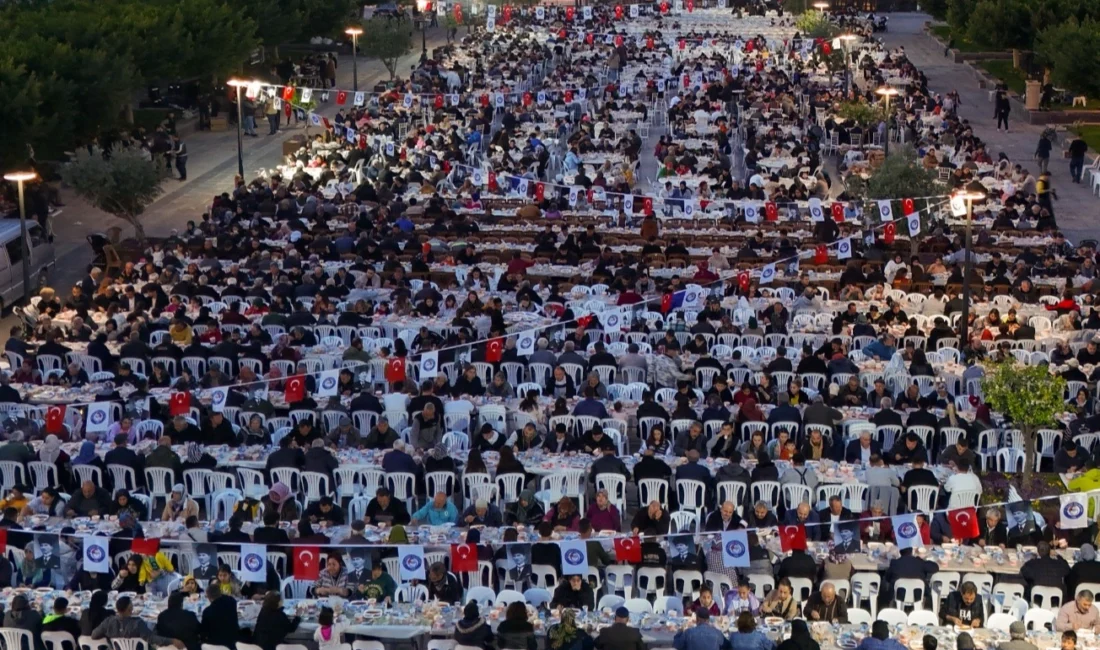 Antalya’ya bağlı Demre Belediyesi’nin düzenlediği Büyük İftar Programı, Noel Baba