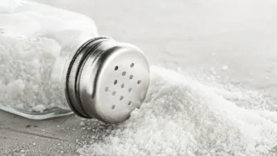 Aşırı tuz tüketiminin vücut üzerinde çeşitli zararlı etkileri olabilir. Uzman