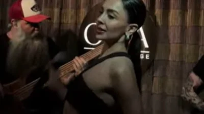 Aybüke Albere, önceki akşam İstanbul Oda Venge’de sahne aldı. Her