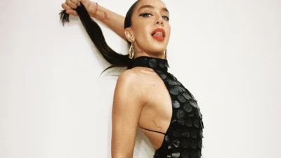 Kısa sürede sahne performanslarıyla büyük bir hayran kitlesi kazanan ve