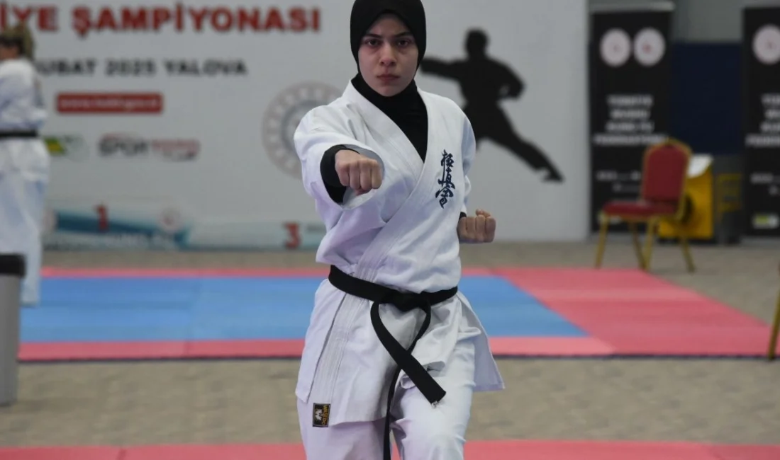 Sakarya Büyükşehir Belediyesi Wushu sporcusu Ayşe Sude Akyüz, Yalova’da gerçekleştirilen