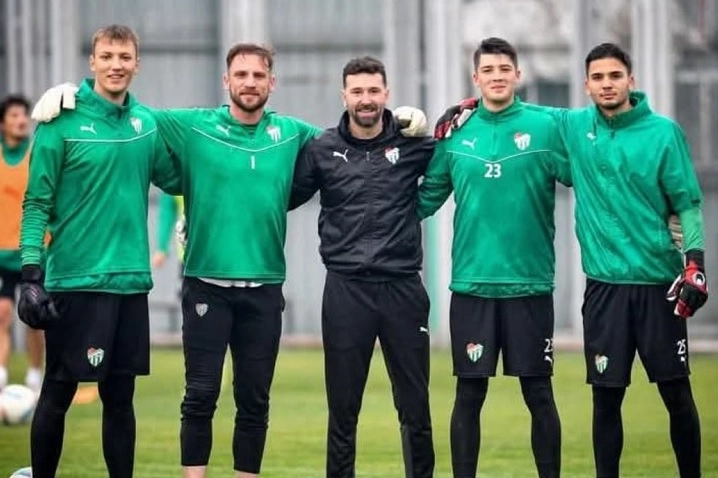 Bursaspor’un unutulmaz kalecilerinden Erhan Arslan’ın oğlu Emre Arslan da, teknik