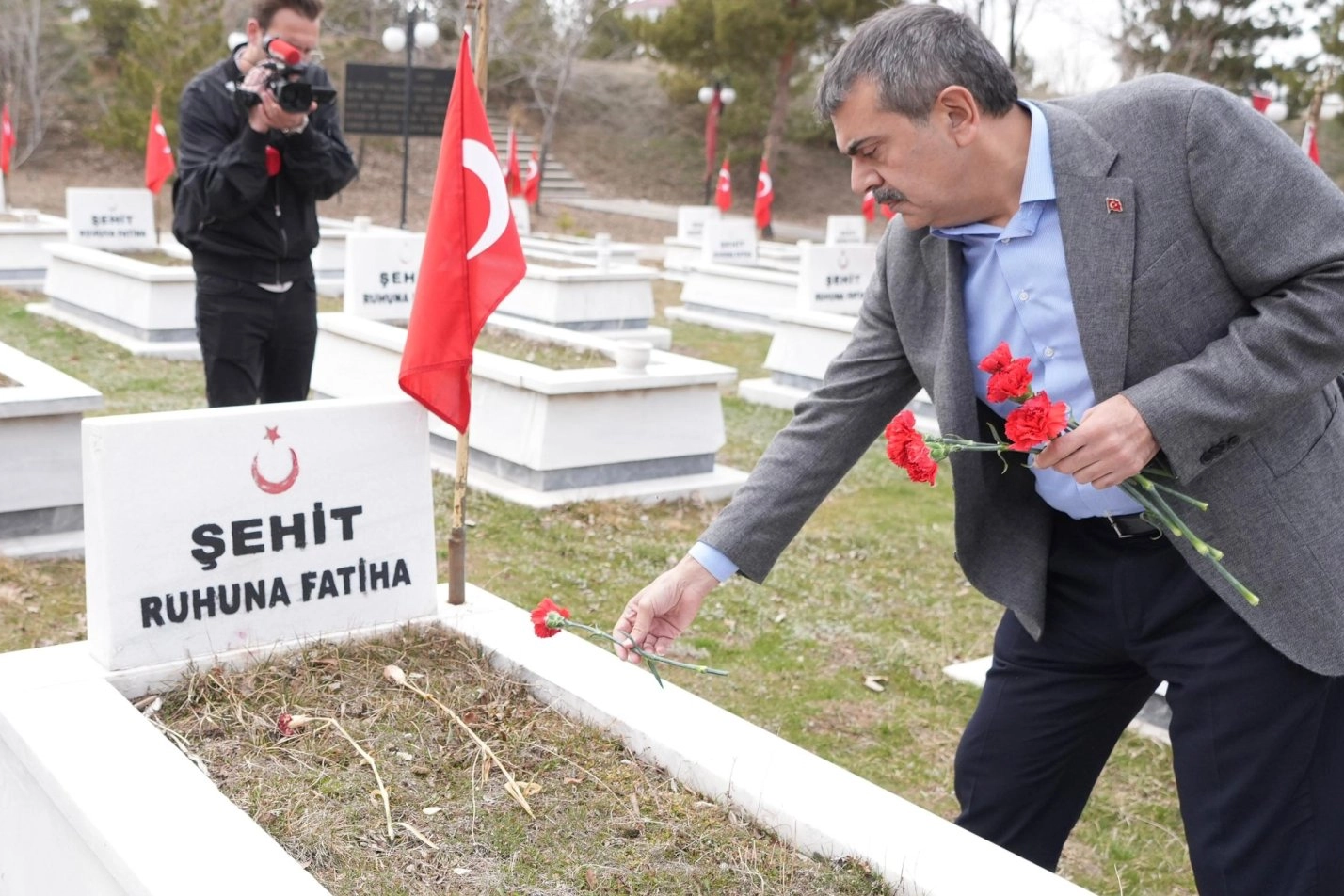 Milli Eğitim Bakanı Yusuf Tekin, Erzurum’da bayramlaşma programına katıldı, şehitliği