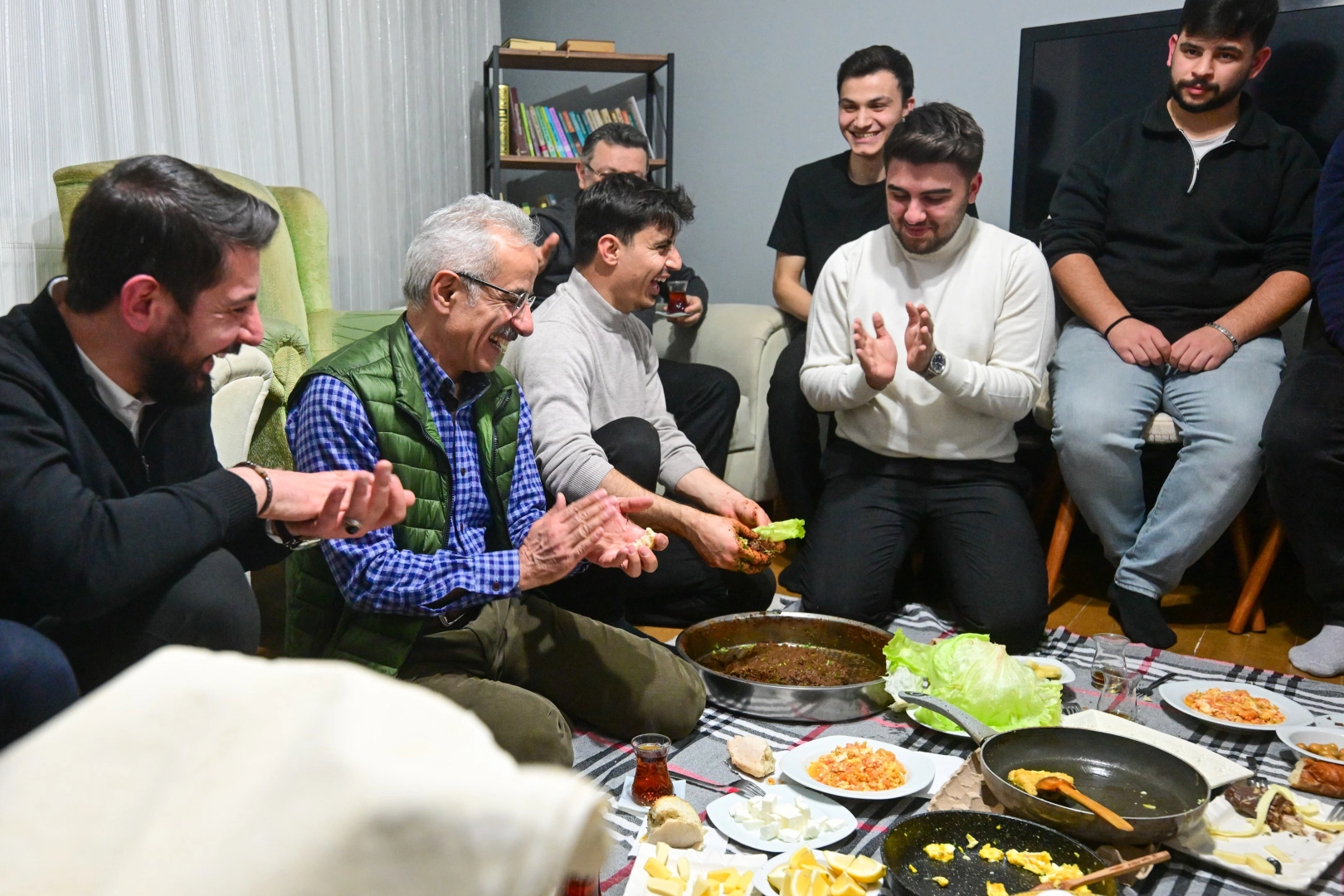 Ulaştırma ve Altyapı Bakanı Abdulkadir Uraloğlu, üniversite öğrencilerinin evine konuk