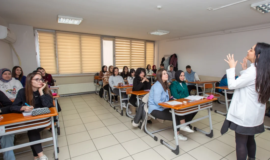 Bursa Büyükşehir Belediyesi, BUSMEK aracılığıyla üniversite sınavlarına hazırlanan gençlere uzman