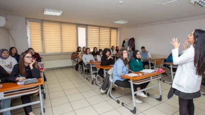 Bursa Büyükşehir Belediyesi, BUSMEK aracılığıyla üniversite sınavlarına hazırlanan gençlere uzman