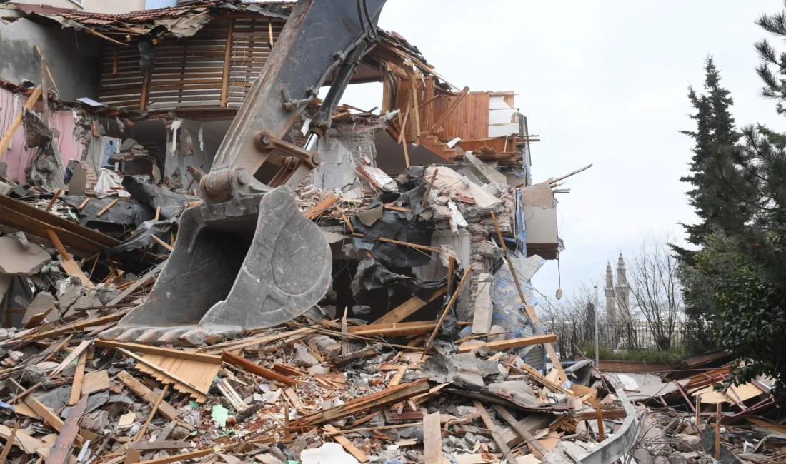 Bursa’ya bağlı Osmangazi Belediyesi Bursa’nın tarihi surlarını tehdit eden riskli