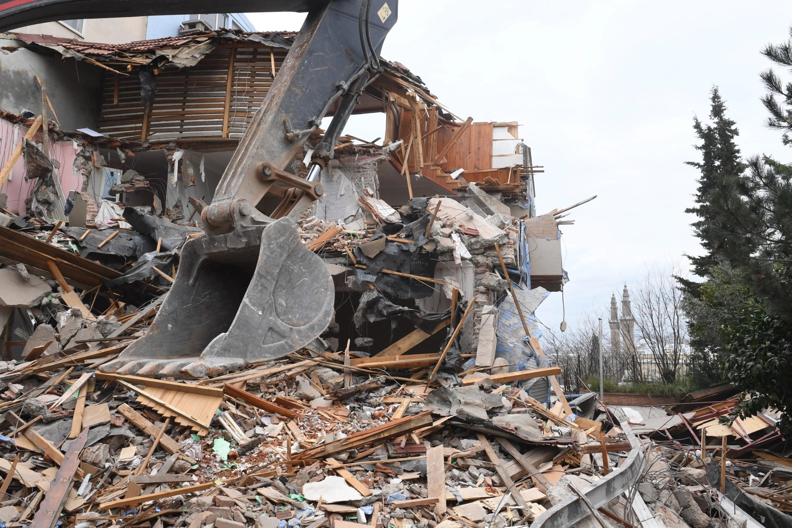 Bursa’ya bağlı Osmangazi Belediyesi Bursa’nın tarihi surlarını tehdit eden riskli