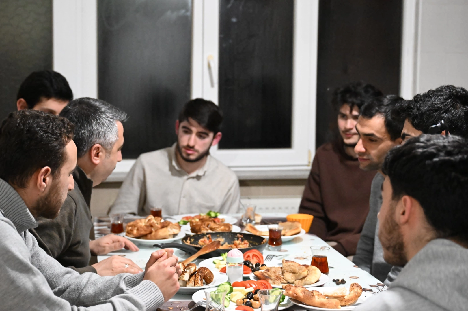 Bursa Yıldırım Belediye Başkanı Oktay Yılmaz, gençlerin davetine icabet edip