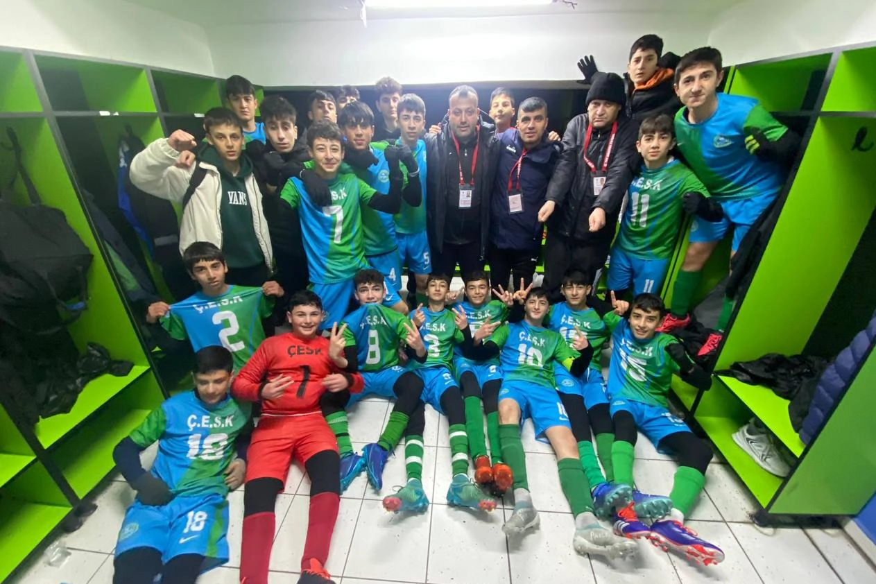 Çayırova Belediyesi Eğitim Spor Kulübü’nün genç futbolcuları grubunu namağlup şampiyon