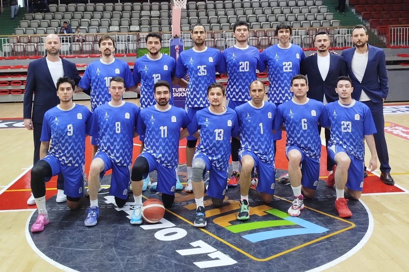 İzmir Büyükşehir Belediyesi Celal Atik Spor Salonu cumartesi günü birbirinden