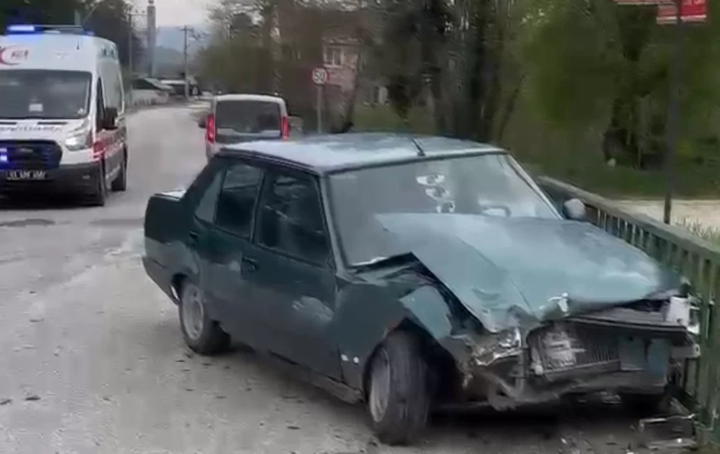 Düzce’de meydana gelen trafik kazasında bir otomobil ile karşı yönden