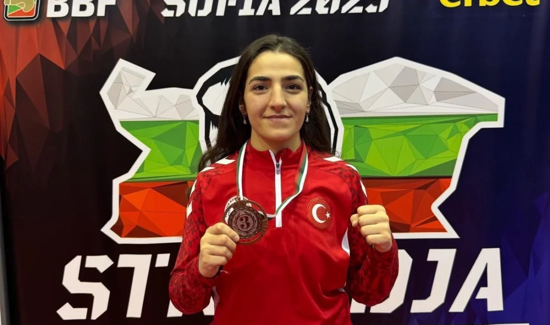 Sakarya Büyükşehir Belediyesi boks sporcusu Ece Asude Ediz, Bulgaristan’da düzenlenen