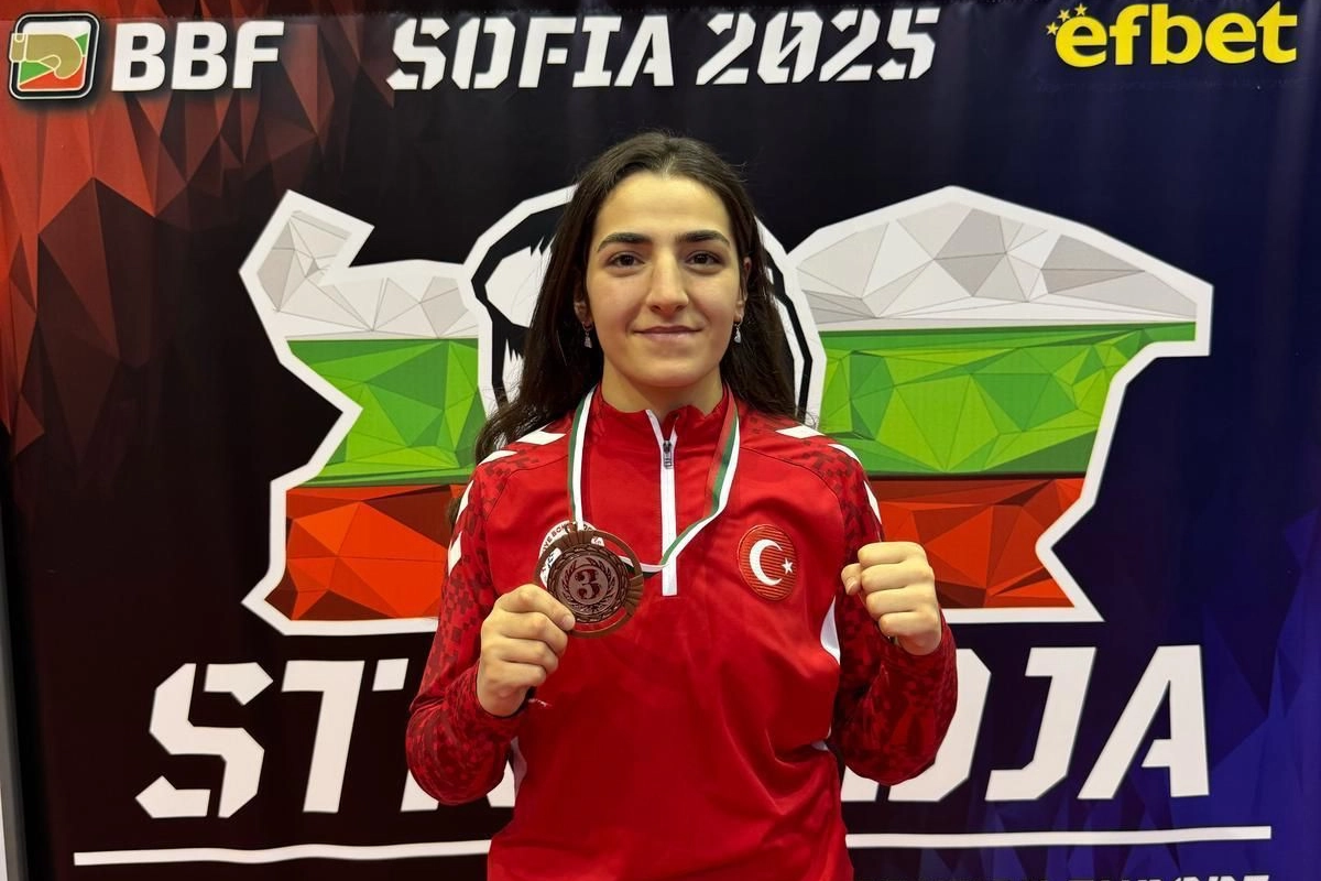 Sakarya Büyükşehir Belediyesi boks sporcusu Ece Asude Ediz, Bulgaristan’da düzenlenen