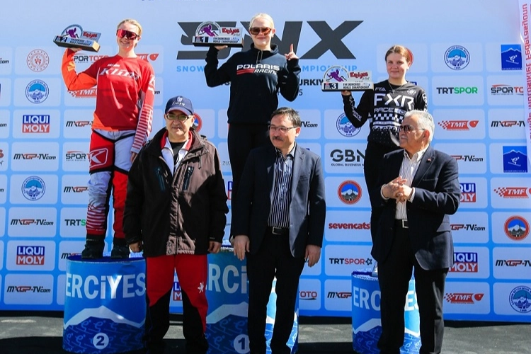 Dünya Kar Motosikleti Şampiyonası’nda erkeklerde Finlandiyalı sporcu Aki Phillaja, kadınlarda