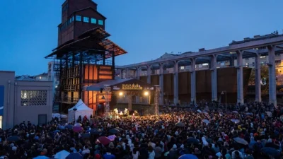 Şehre yaydığı enerjisi ile yaşamın tam içinde aktif bir kamusal