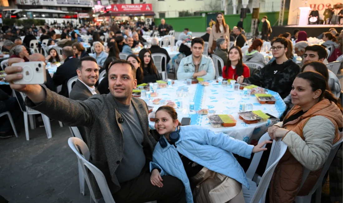 İzmir Bornova Belediyesi, Kadir Gecesi’nde Cumhuriyet Meydanı’nda binlerce Bornovalı’nın katılımıyla