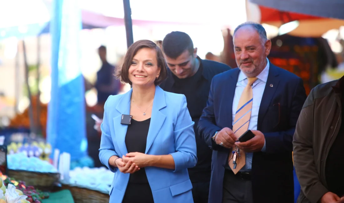 İzmir Karabağlar Belediyesi, Ramazan Bayramı arifesinde kent merkezinde yaşanan kaldırım